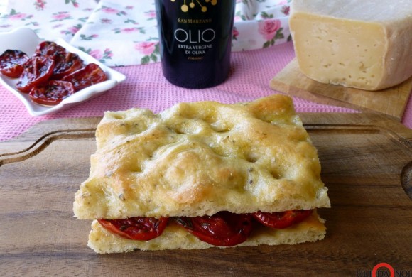 Focaccia al Pecorino di fossa farcita con pomodorini confit