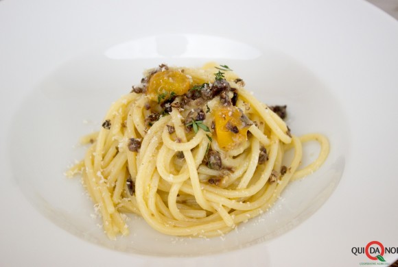 Spaghetti con acciughe, pomodorino giallo e crumble di ceci neri