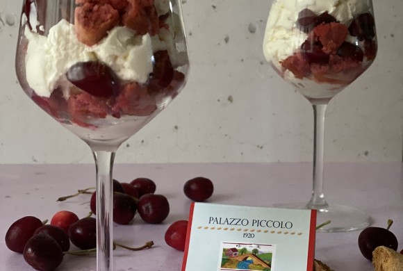 Dessert in bicchiere con tozzetti di mandorle e ciliegie