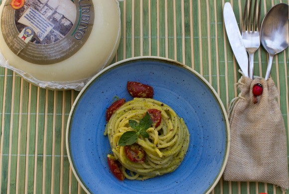 Spaghetti al pesto di fiori di zucca e Casciotta d’Urbino