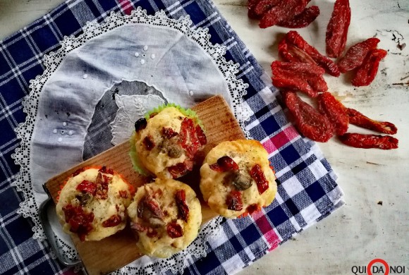 Pizza muffin con pomodori secchi