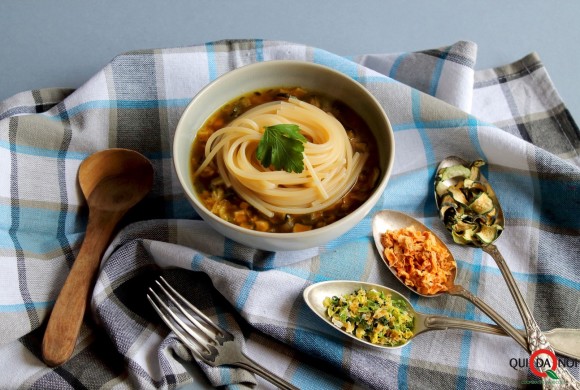 Spaghetti in zuppa di verdure disidratate con zenzero e salsa di soia