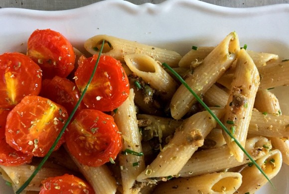 Insalata di pasta integrale, acciughe, capperi, limone e pomodorini caramellati